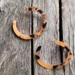 CHICO'S TORTOISE SHELL ACRYLIC HOOPS 1
